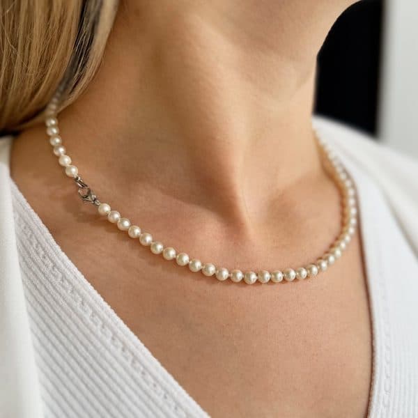 Akoyaperlenkette mit 925 Silber Karabiner PX-118 getragen von einer jungen Frau. Perlenschmuck, zarte Perlenkette, kleine Perlen, Geschenke zum Geburtstag, Geschenke zur Firmung, Perlenketten kombinieren mit Goldketten